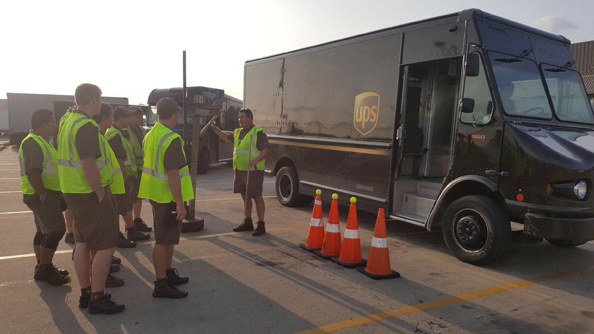 gregschneider24's tweet photo. Sharonville co-chairs mentoring the new drivers how to prevent hitting stationary objects. @OhioValUPSers #eliminatetherisk #FourFootRule https://t.co/IQGO3xzomh