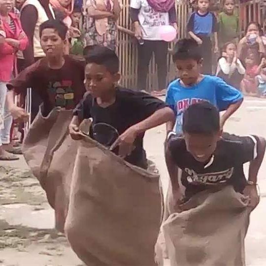 SamirahHj's tweet photo. Lomba anak2 didesa katumbangan alhamdulillah lancar.
Syukur juga karna bisa membantu mereka 
@cak_imin https://t.co/BN4xo3dJZ9
