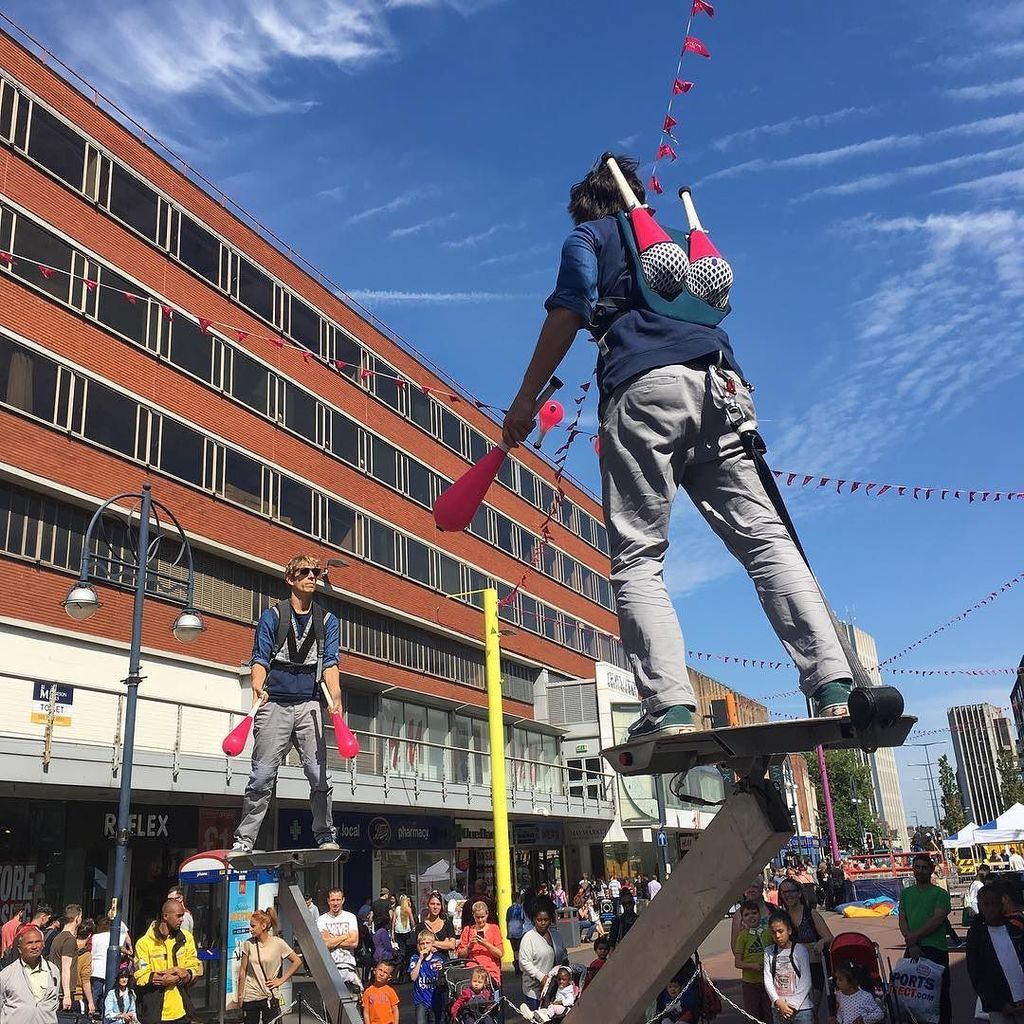 Leigh984's tweet photo. Juggling act #Projectvee in #leicester today part of @leicesterfest #CityFestival @bbcleicester - https://t.co/Gg5tM4CgBD https://t.co/GXljSXRM9h