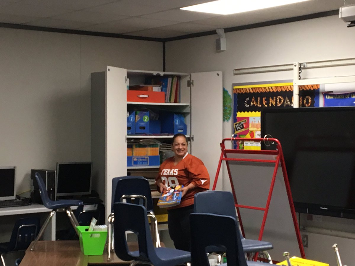 ErmelES_AISD's tweet photo. Ermel staff prepping for #HurricaneHarvey @mlescalante1 #ermelelementary https://t.co/jssXcPFLyk