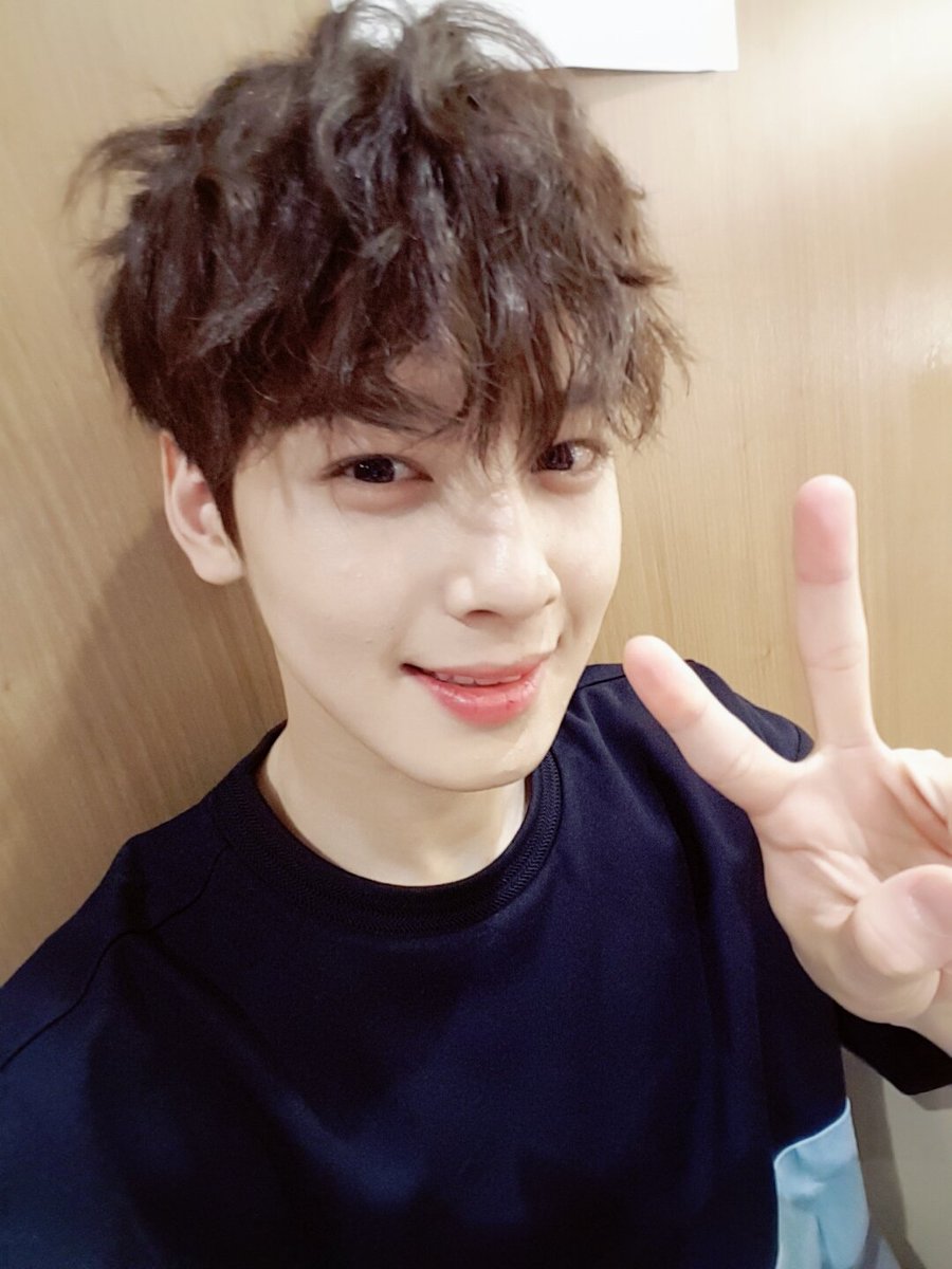 offclASTRO's tweet photo. 밥무그러간다아~~~~~~♡♡♡
오츠카레사마데시타😄
#고마워요 #아리가또 https://t.co/uInhqmCMwZ