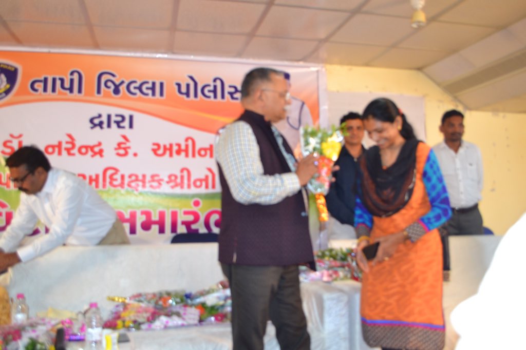 TapiPolice's tweet photo. Memorable farewell@ Tapi district by people and police https://t.co/mb7oGtpInw