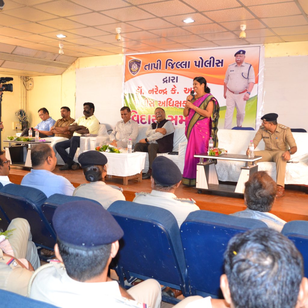 TapiPolice's tweet photo. Memorable farewell@ Tapi district by people and police https://t.co/mb7oGtpInw