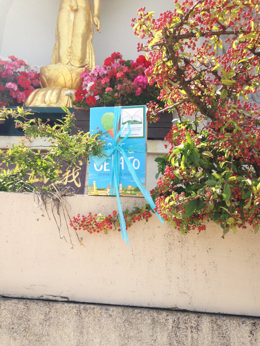 bookfairies_mk's tweet photo. The first #BookFairiesMK #bookdrop is at the Peace Pagoda, Willen Lake. 📚 #BookFairies #BookFairiesUK #IBelieveInBookFairies #MiltonKeynes https://t.co/vPn2lpreSL