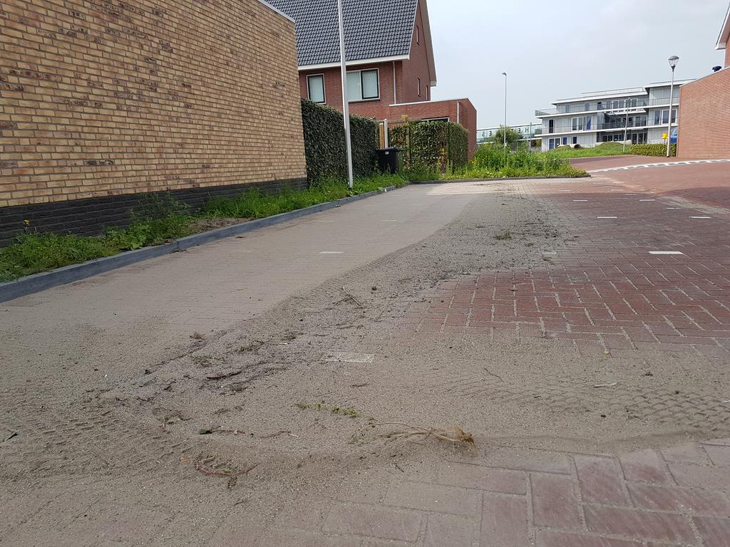Beste <a href="/PijnackerNootdp/">Pijnacker-Nootdorp</a> Wat was op de Wezelweide het idee vh veegwagentje? Al het zand naar midden vd vakken vegen? Of is het nog niet klaar?