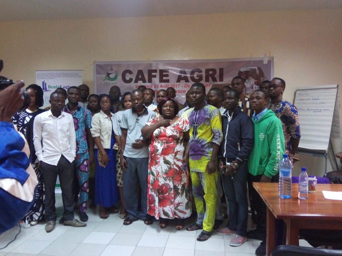 CAFEAGRIB's tweet photo. Photo de famille après la lecture des recommandations issues des travaux de groupe @ulriche1993 @digital_agri #Qualité #CafeAgri229 #wasexo https://t.co/hhsSqxoYdk