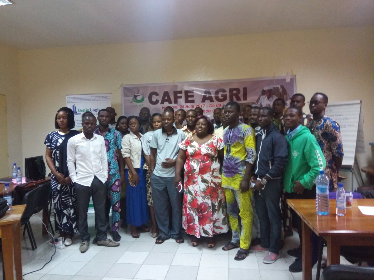 CAFEAGRIB's tweet photo. Photo de famille après la lecture des recommandations issues des travaux de groupe @ulriche1993 @digital_agri #Qualité #CafeAgri229 #wasexo https://t.co/hhsSqxoYdk