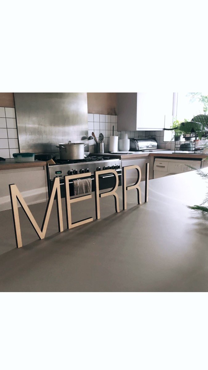 Sign making 👌🏼🌿 looking forward to finishing this with <a href="/CIARAXCLARK/">CIARACLARK</a> ready for <a href="/TopDrawerLondon/">Top Drawer</a> 🙋🏻 #makersgonnamake #craft #TopDrawerAW17
