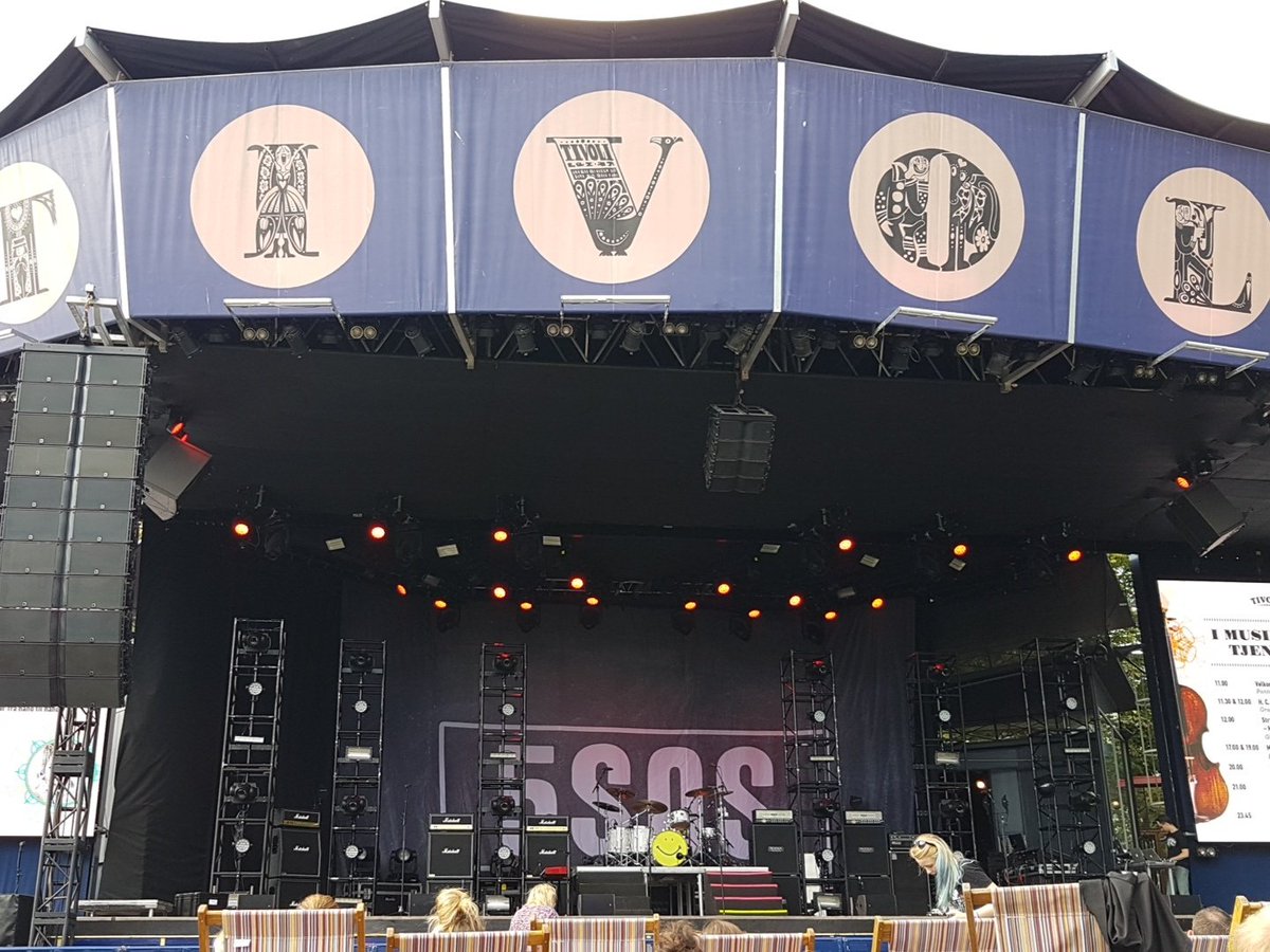 _natalia97_'s tweet photo. Waiting on @5SOS !!!!!!!! 😃😃 arhhhhh 😃😃 https://t.co/8CyUznYa2c