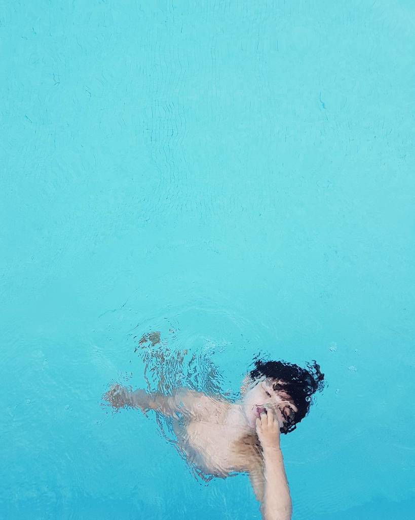 ConBotasdeAgua's tweet photo. Nos vamos a coger un poco más de aire para empezar con ganas el curso... #CBDASummer #LolitaZ #pool #blue https://t.co/Cu1Eowbm4i