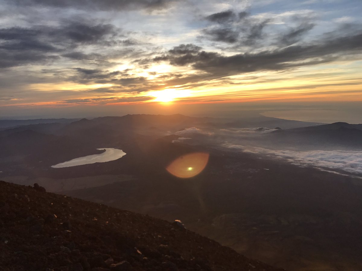 hiroki06171189's tweet photo. 人生初富士山❕
めちゃめちゃしんどかったけどいい経験になった！日本一高い山に登ったどー！笑 https://t.co/RsO1NBhr13