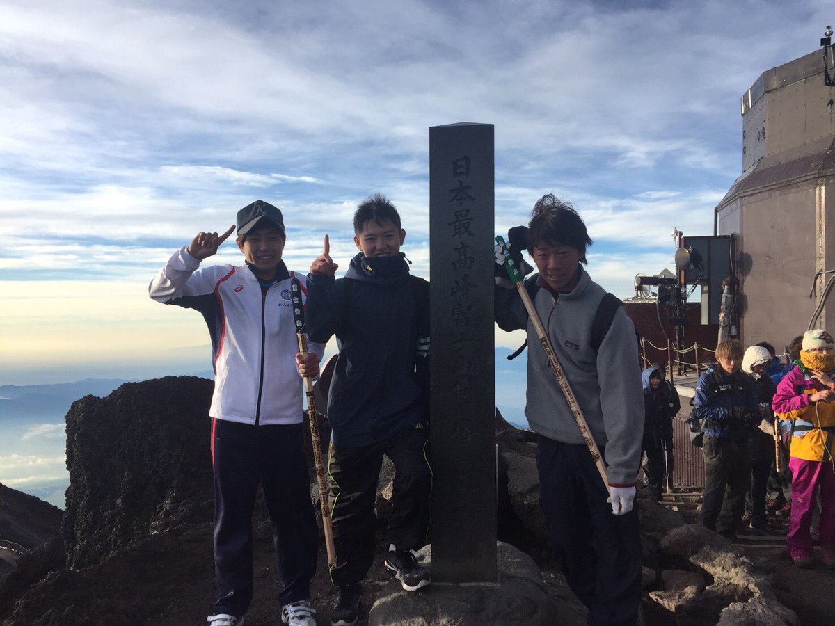 hiroki06171189's tweet photo. 人生初富士山❕
めちゃめちゃしんどかったけどいい経験になった！日本一高い山に登ったどー！笑 https://t.co/RsO1NBhr13