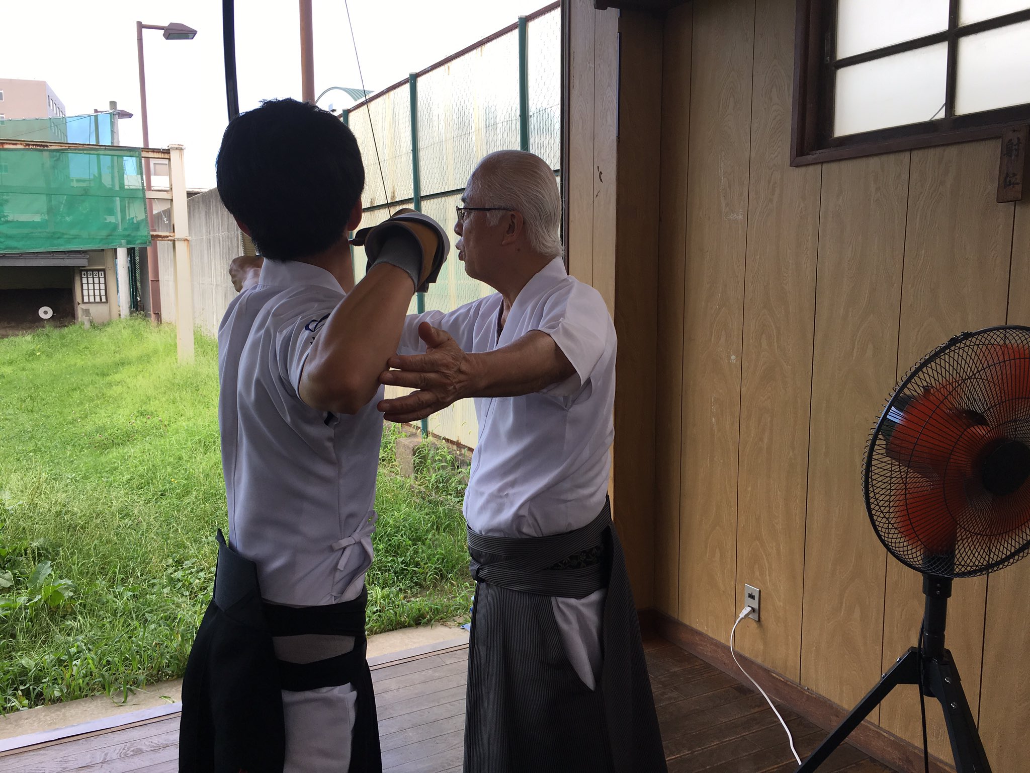 山形大学弓道部 夏合宿 3日目 本日は山大弓道部の師範である岡崎範士に指導を頂きました その後の射込み等で指導された事を教え合いながら練習をしました