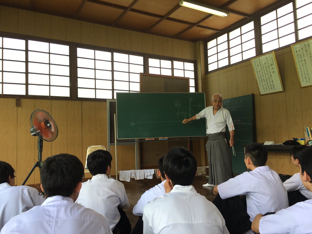 山形大学弓道部 夏合宿 3日目 本日は山大弓道部の師範である岡崎範士に指導を頂きました その後の射込み等で指導された事を教え合いながら練習をしました