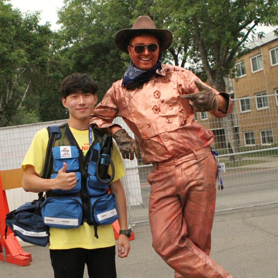 UAlbertaIntl's tweet photo. Visiting Students getting involved by volunteering at the #Fringe #Festival #2017 #yeg #UofA https://t.co/HamrntJTpR