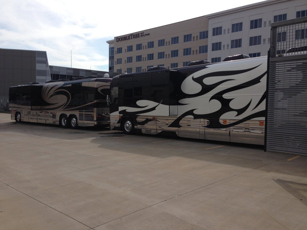 TheFordCenter's tweet photo. Alan Jackson‘s #HonkyTonkHighwayTour has arrived! https://t.co/BRwcsCJlw8