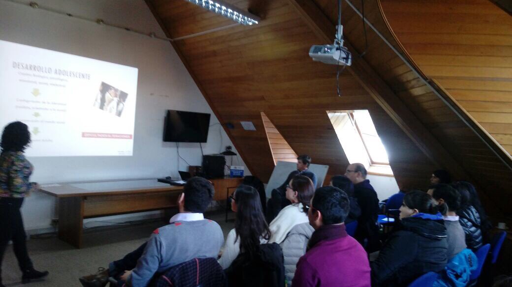 seremisalud10's tweet photo. Durante 2 días equipos Centro Salud Familiar Hornopiren Chaiten Palena junto a docentes Uach y USS en capacitacion prevención suicidio https://t.co/rUMS3O8RHm