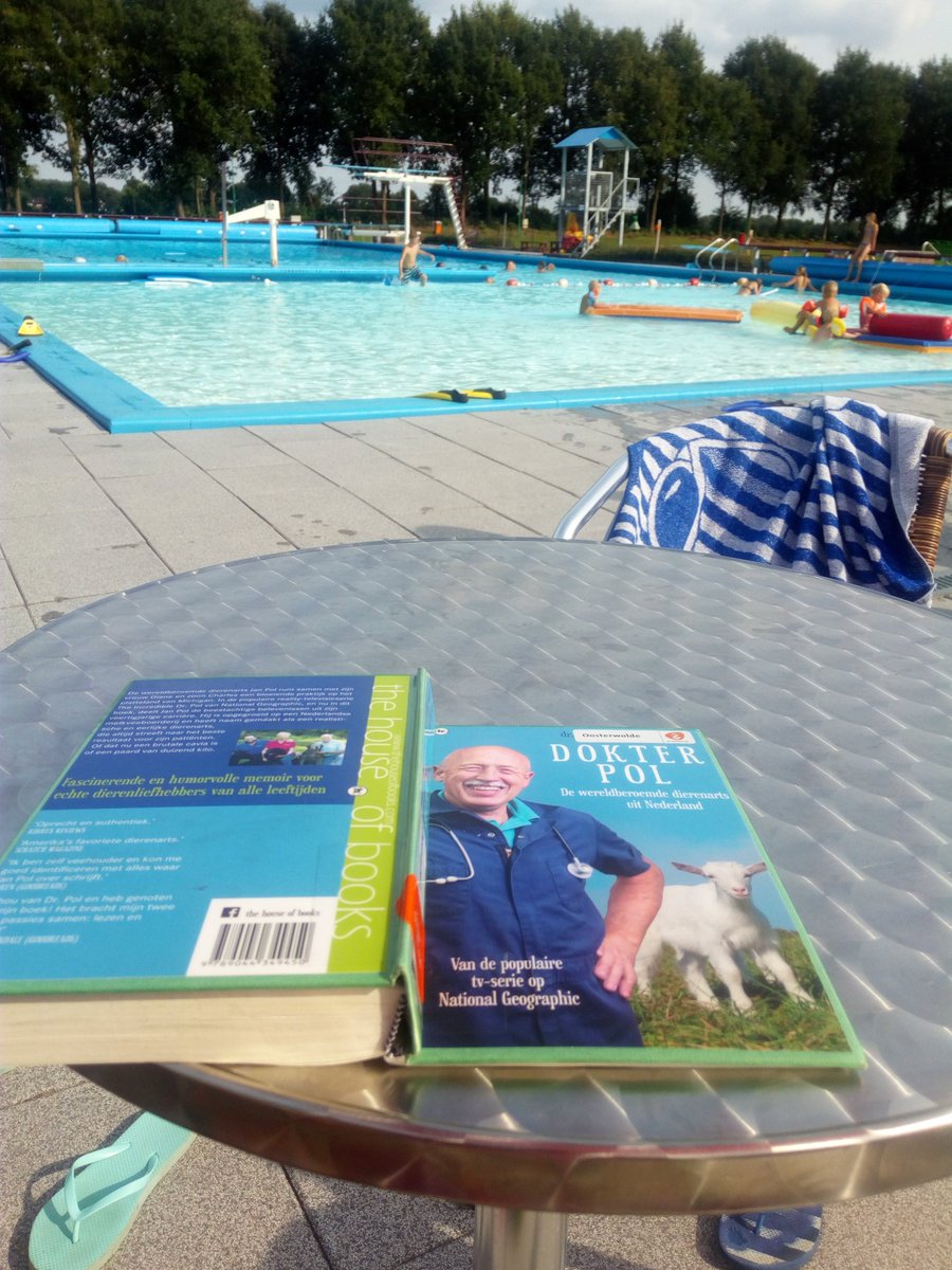 theapost79's tweet photo. @DrPol relaxing at the swimmingpool with #Drpol https://t.co/83GFLJ6PZC