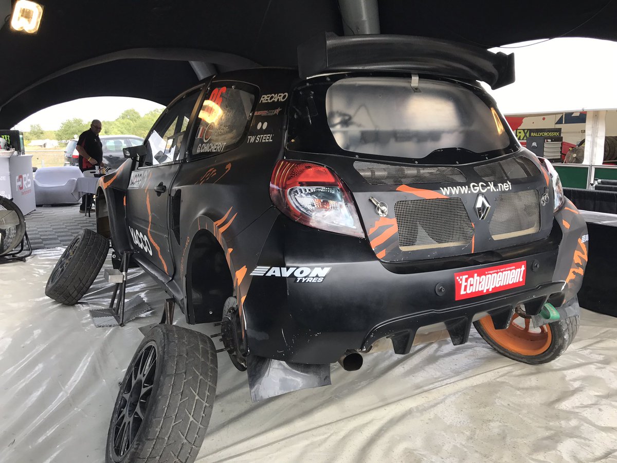 Rallycross_FR's tweet photo. Hey @GChicherit, c'est mieux avec les roues sur la voiture non ?! 🤣 #PontdeRuan https://t.co/wP3ItUsSWE