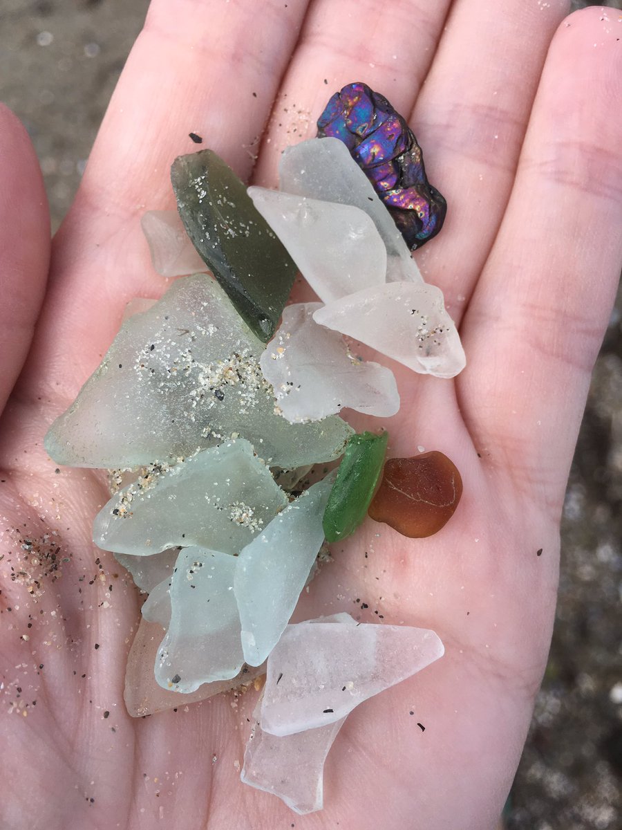 MeteoroloJess's tweet photo. Good morning in Maine 🌤 🌊#seaglass #SpringPoint #helloSMCC https://t.co/2bjUruCzIF