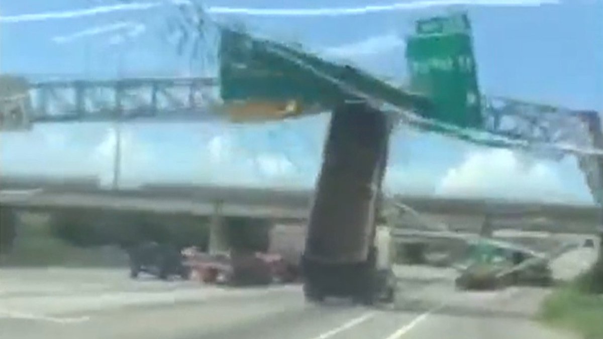 WATCH VIDEO Truck crashes into overhead highway sign, sending it crashing to ground bit.ly/2xyAOWn?utm_me… https://t.co/sFBLX2sryL