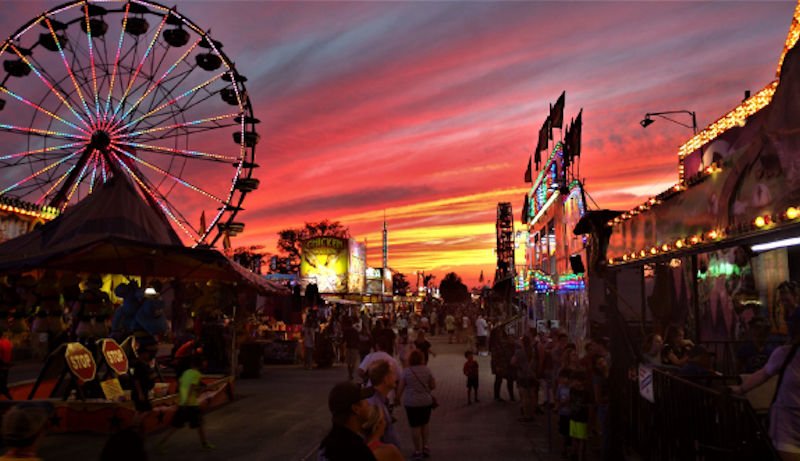 Thursday's Attendance was 31,440 which was an increase of 3,027 over last year. Midway sunset photo - Brian Manis

wilsoncountyfair.net/latest-news/27…