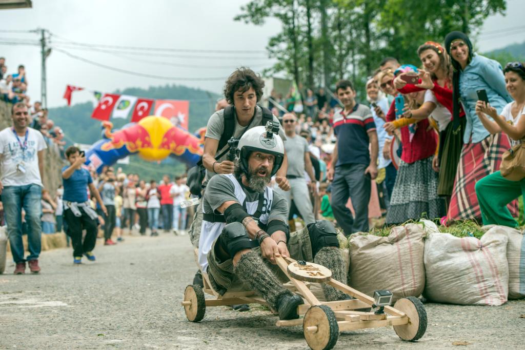 RedBullTR's tweet photo. Türkiye'nin en eğlenceli yarışı #RedBullFormulaz'ı @yunusgunce'nin gözünden izliyoruz: https://t.co/mZPhcYHE4F https://t.co/cJg3k9ekQw