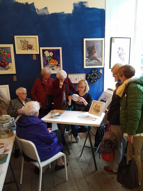 artcraftcollect's tweet photo. #origami demo this afternoon for the lovely #Pilrig #KnittingBee - we all had fun and @thatsjammy and @RonaInnesArt items were purchased! https://t.co/wqq5VjyxZK