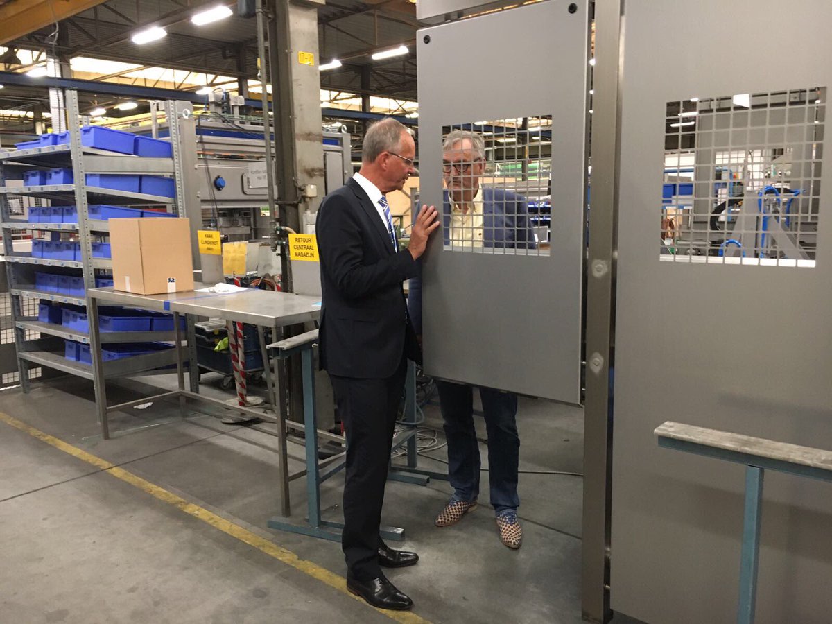 Minister Kamp <a href="/KaakGroup/">Royal Kaak</a>: in Top 100 grootste #mkb maakindustrie NL. #NLinnovatief  #wbso <a href="/RVO_Innovatie/">RVO - Innovatie</a> <a href="/TeamAdditive/">Additive Industries</a> #3d #metaalprinten