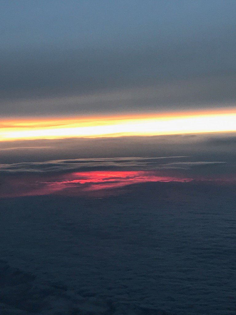Skies129's tweet photo. Burning sunset through clouds over Barents Sea
#BarentsSea #sunset #burnigred #red #dusk #evening #aviation #sky https://t.co/ngIGKk2dXs