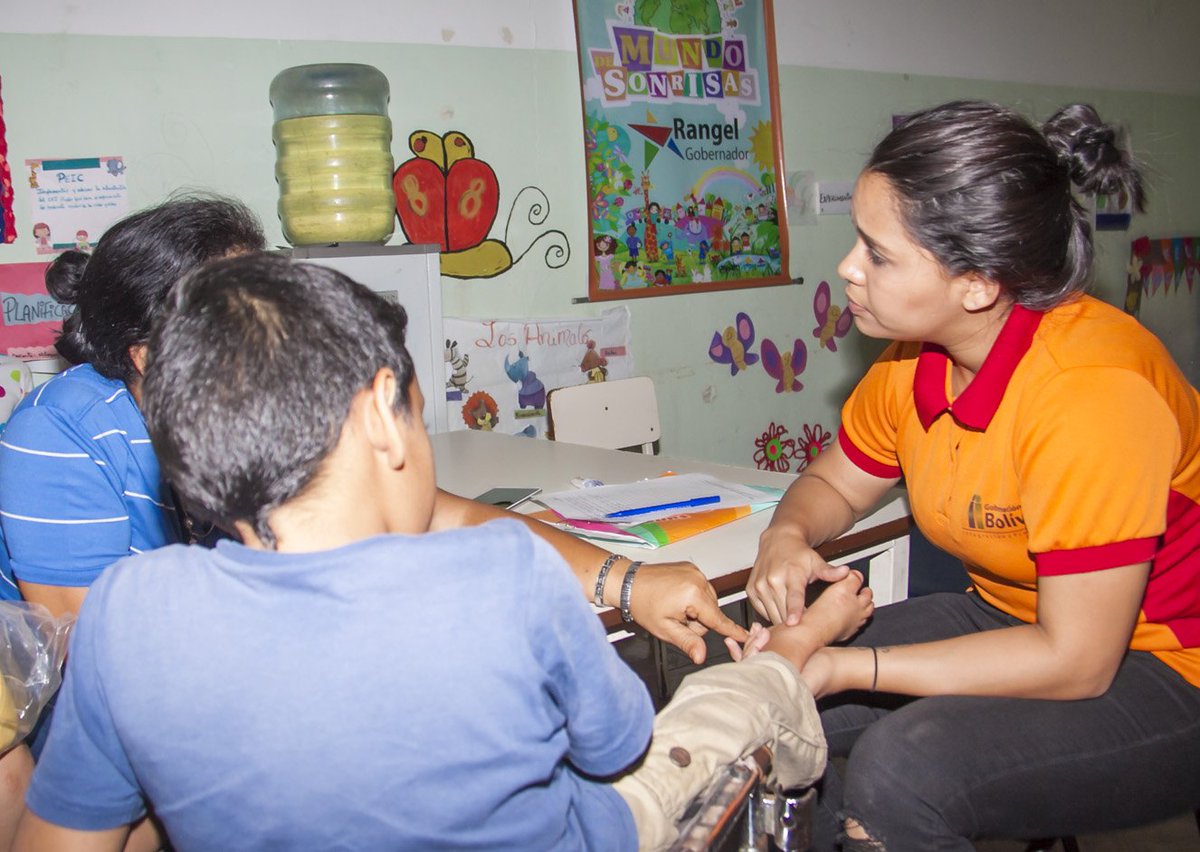FSBolivar's tweet photo. A través de Mundo de Sonrisas Móvil, llevamos atención de primera a comunidades más vulnerables del estado #ProgramasFSB https://t.co/P2BiT2vGWa