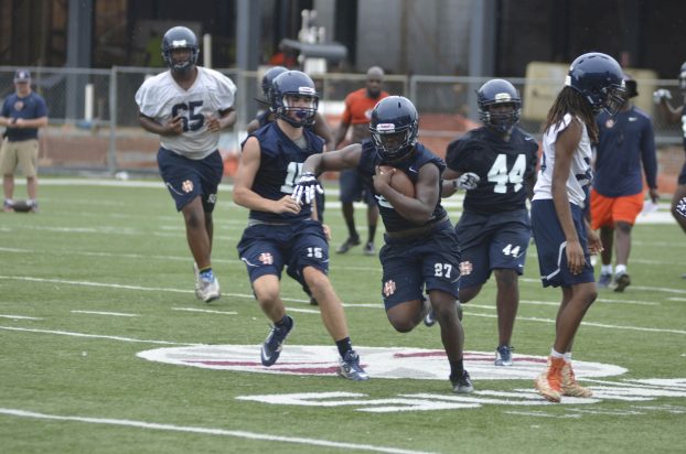 TroyCitySchools's tweet photo. Trojans kick off the season against rival Bulldogs | Troy Messenger
https://t.co/RgK12ZRvNp https://t.co/16JffOG4Zd