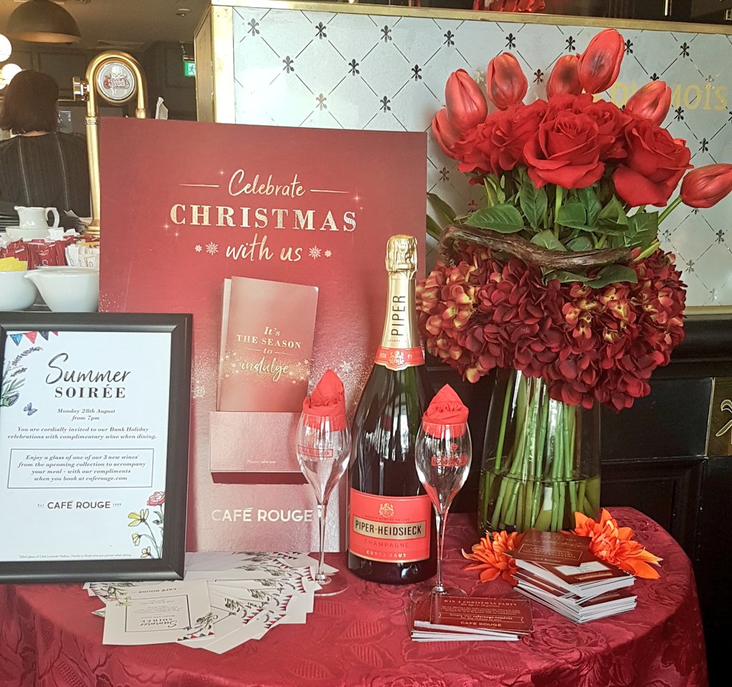 KentFloralImage's tweet photo. Can you believe Xmas displays are already amongst us...check out our beautiful display with our clients Cafe Rouge! #kent #flowers #beaut 🌷⚘ https://t.co/utQ8p5BveR