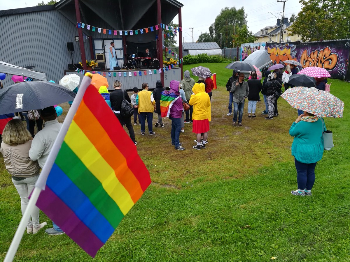 ungpride's tweet photo. Förstklassig underhållning! Pola Ivanka sprider regnbågsfärger i regnet :) #ungpride #sibbopride #Pride https://t.co/jN9fv0Opyy