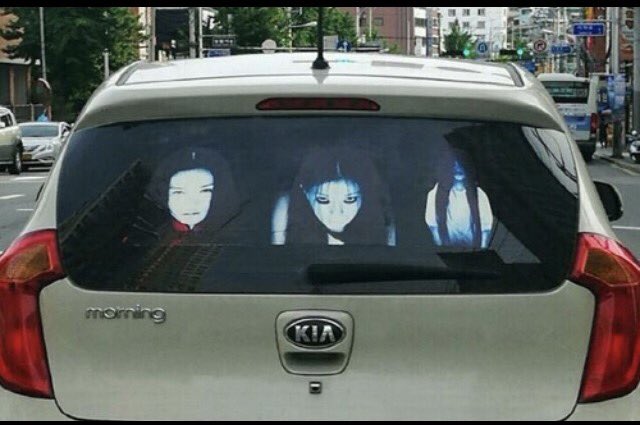 kororokyun's tweet photo. ［韓国］後続車がハイビームをつけるとリアウィンドウに幽霊が現れるステッカーを貼り周囲のクルマを驚かせた罪で30代の男を逮捕。 https://t.co/EBPw1oxMxq