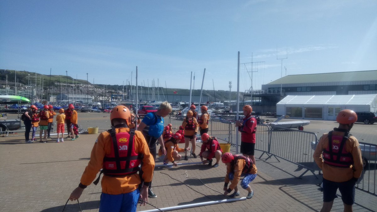 TW_Osmington's tweet photo. Raft building an der #wpnsa im Hafen von #portland!
#bobthebuilder
#splashparty
#einwildeskarpadorerscheint
#karpadorsetztplatscherein https://t.co/X7kIekLXJL