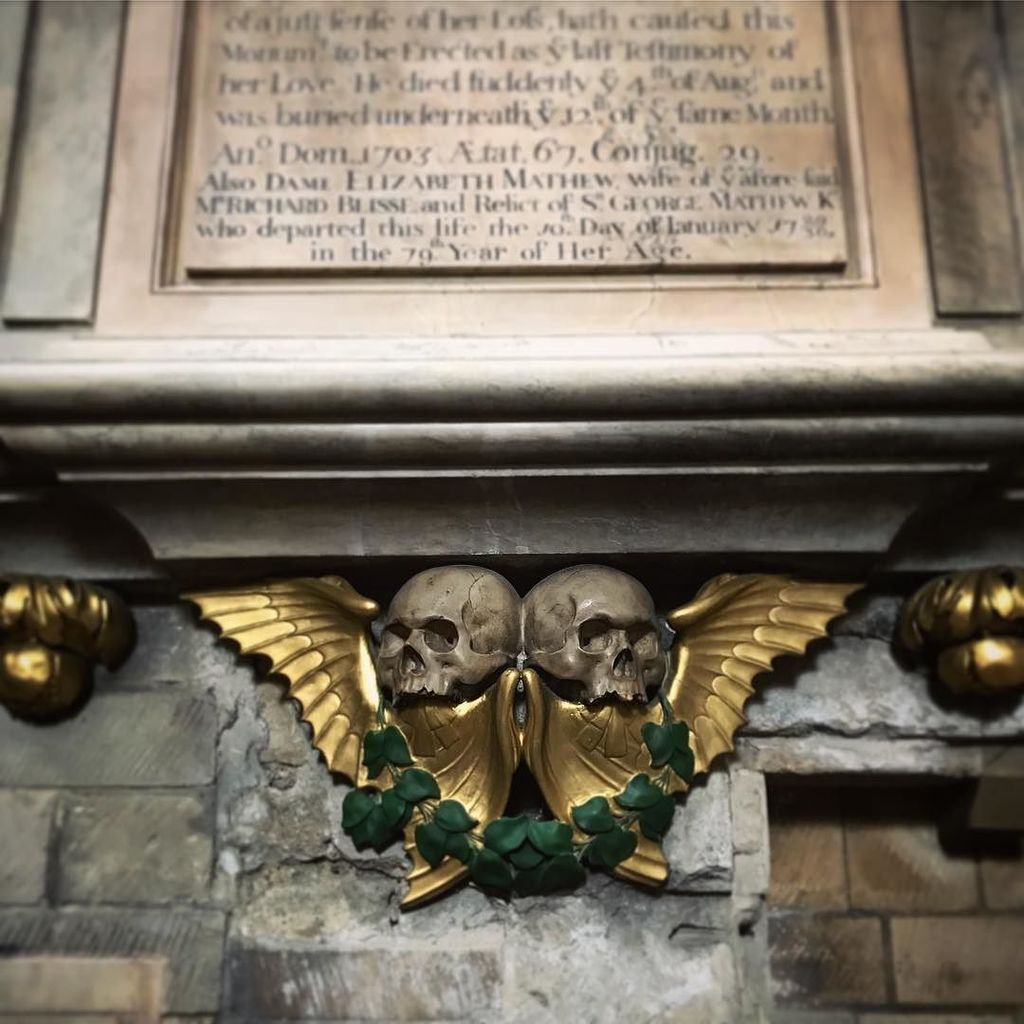 RobSaint's tweet photo. Very gothic dedication of 1703 to the memory of Richard Blisse #entrend #gothic #skulls #bones #cathedral #london https://t.co/jBJflH1YrX