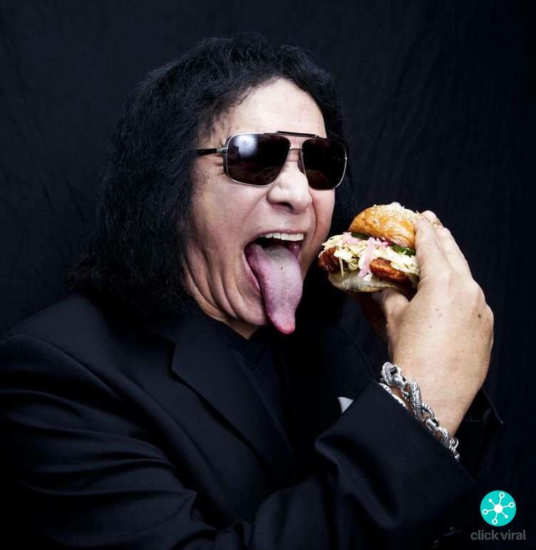 clickviral_net's tweet photo. #UnDíaComoHoy nace Gene Simmons músico, empresario y actor israelí-estadounidense. Bajista y vocalista de la banda de rock Kiss. https://t.co/hzWxuu6971