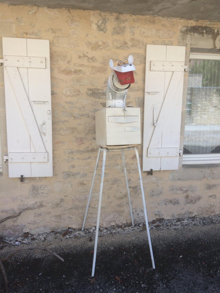 caromarty12's tweet photo. Belles découvertes dans les rues de Villeneuve @AveyronCVrai @dept_aveyron #sculpture #art #PierrePrevost https://t.co/5iFIvAXc62