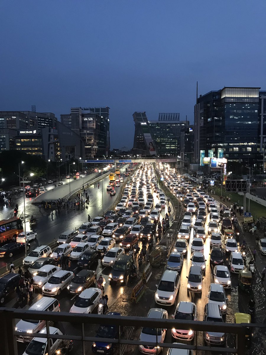 DivyaJauhary's tweet photo. Where is everyone going 🙈#gurgaon #cybercity https://t.co/SShNyNgMhi