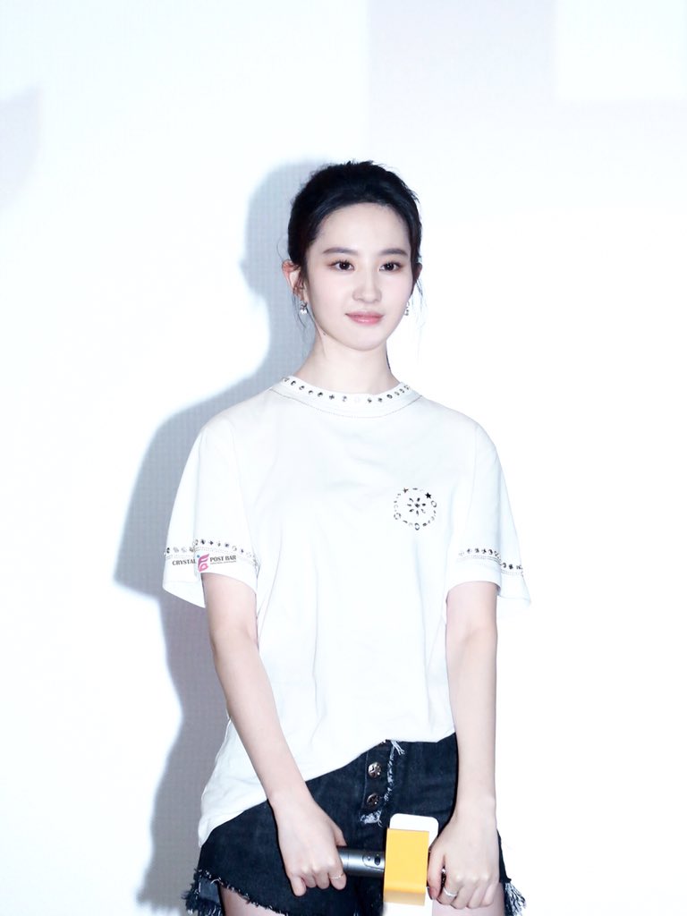Smileytu09's tweet photo. 茜茜公主生日快乐💕🎂#刘亦菲 #liuyifei #love https://t.co/G6XJ4eRezw