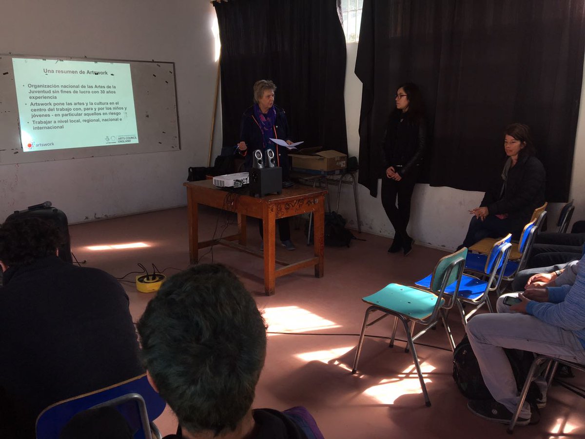 bajvalpo's tweet photo. Conversando sobre transformación social a través de la música con Jane Bryant de @ArtsworkLtd (UK) en Liceo Artístico Guillermo Gronemeyer https://t.co/gn0pHP8j2x