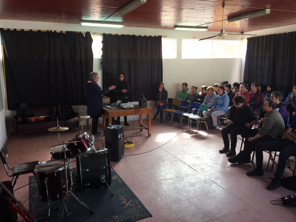 bajvalpo's tweet photo. Conversando sobre transformación social a través de la música con Jane Bryant de @ArtsworkLtd (UK) en Liceo Artístico Guillermo Gronemeyer https://t.co/gn0pHP8j2x