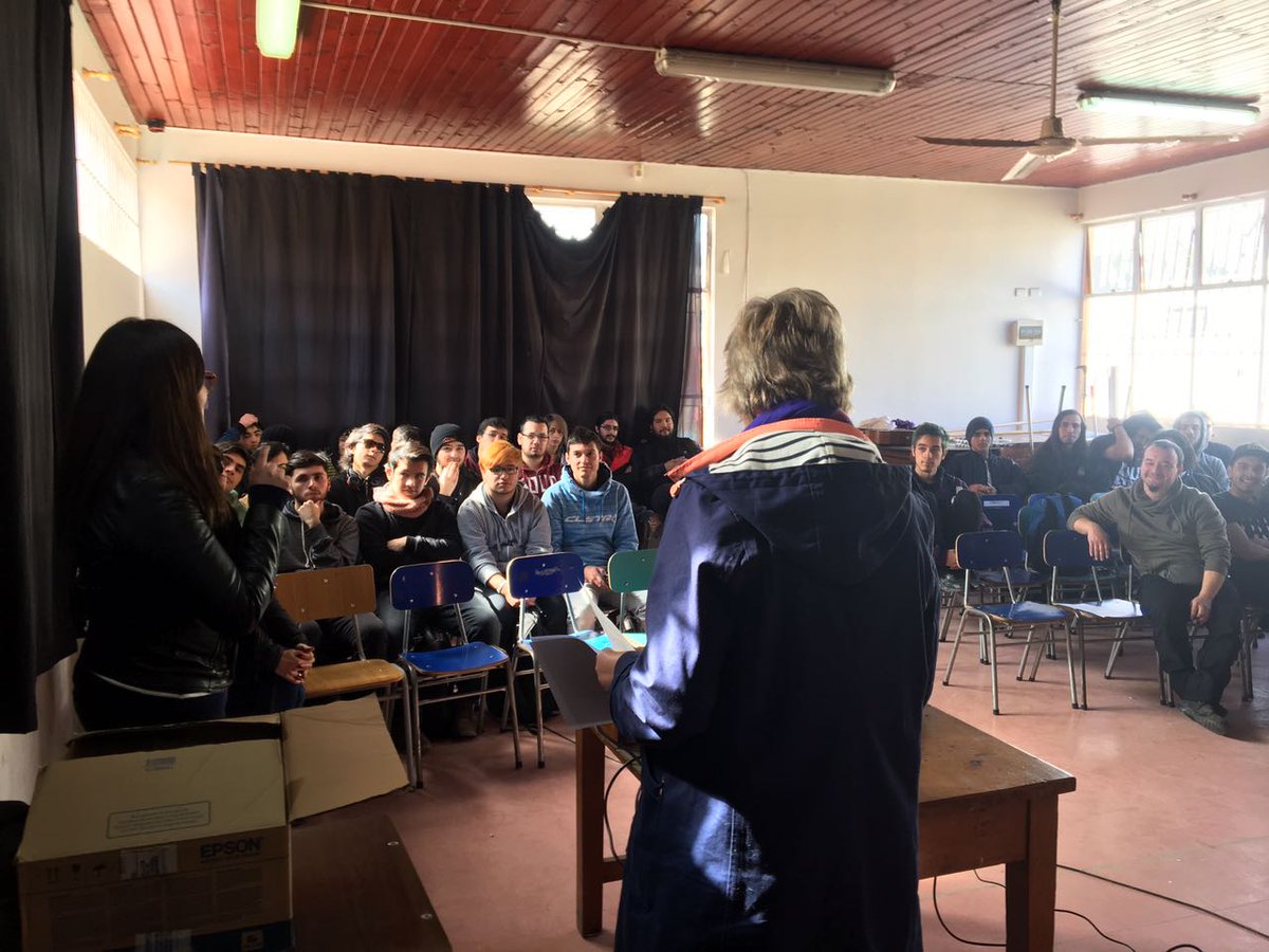 bajvalpo's tweet photo. Conversando sobre transformación social a través de la música con Jane Bryant de @ArtsworkLtd (UK) en Liceo Artístico Guillermo Gronemeyer https://t.co/gn0pHP8j2x