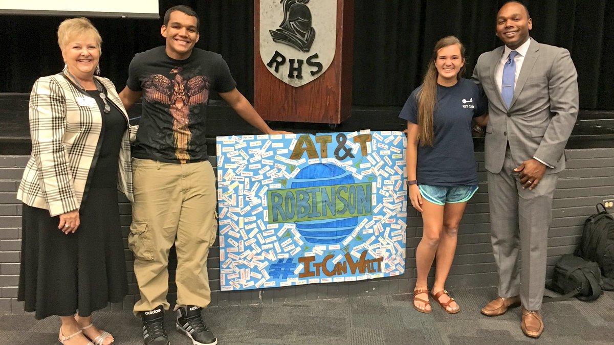 HCPSArea1's tweet photo. Students and adults at @HCPSRobinsonHS take the #ItCanWait Pledge against distracted driving! @ATT @ItCanWait https://t.co/HqnQIgOUq7