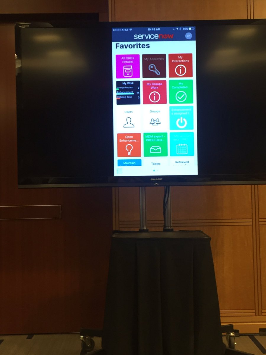 TiffanyOnTech's tweet photo. The mobile app from @servicenow demo live by @CoxEnterprises at the @AtlSNUG #snugconnect #ServiceNow https://t.co/uhARXP8YG6