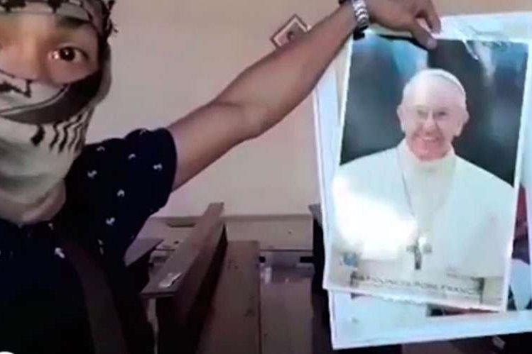 informativost5's tweet photo. El Estado Islámico difunde un vídeo en el que rompe una foto del Papa y amenaza al Vaticano https://t.co/PThb0JzQiO https://t.co/2fLMLIgC8W