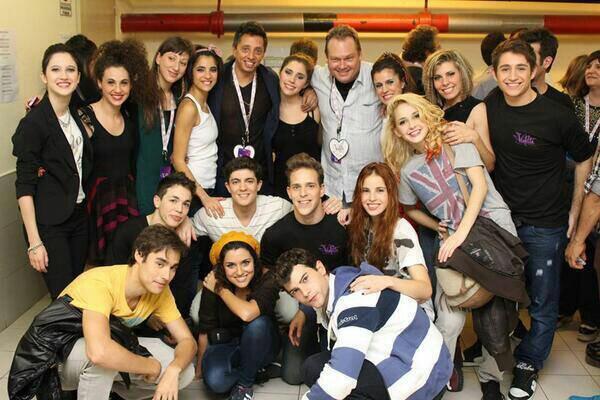 Violetteros's tweet photo. Cuatro años atrás el elenco celebraba sus 50 primeras funciones!! https://t.co/incOAva1KV