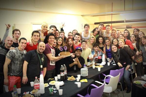 Violetteros's tweet photo. Cuatro años atrás el elenco celebraba sus 50 primeras funciones!! https://t.co/incOAva1KV