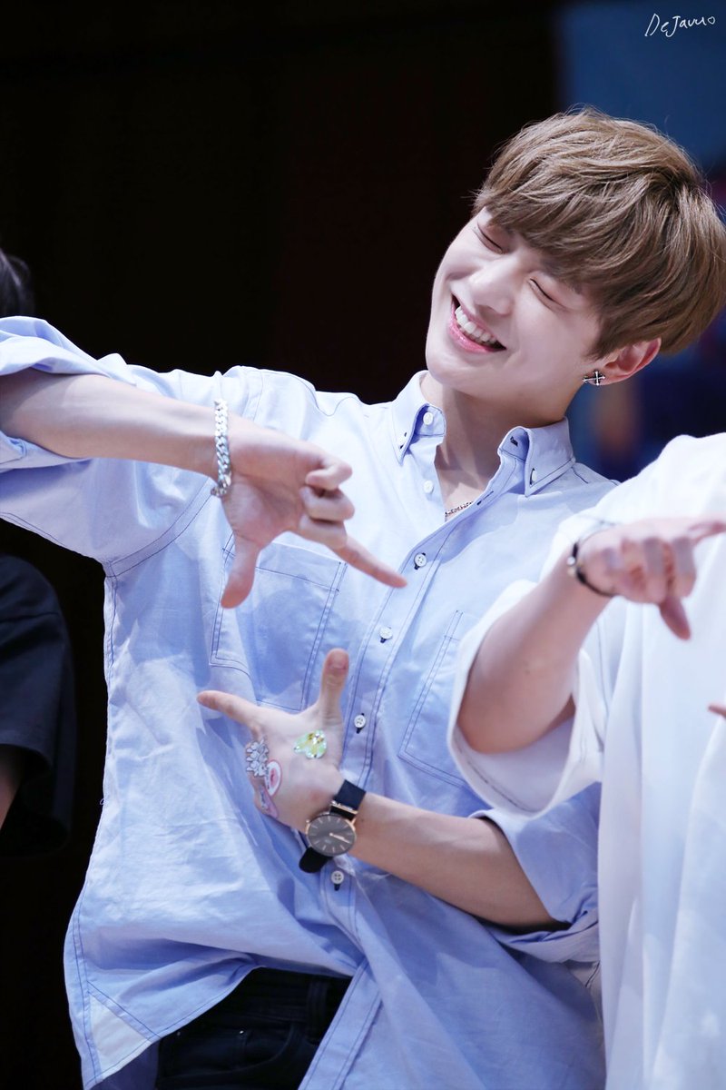 upbeat_Daniel's tweet photo. 최애가 둘이 되면 100에서 50으로 줄어드는게 아니라 100 + 100 = 200이 되는거랬음🙌 그럼 나는 400을 가진여자 https://t.co/hmDqYIcVUQ